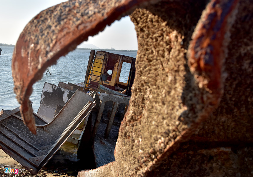 Xẻ thịt tàu hàng triệu đô chìm ở biển Quy Nhơn bán phế liệu